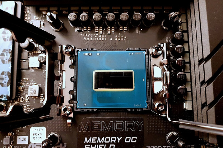 Процессор серии Intel Core Ultra вновь показался без крышечки