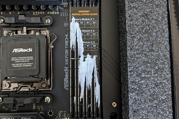 Памятка на слотах оперативной памяти на платах ASRock AM5 мешает установке модулей