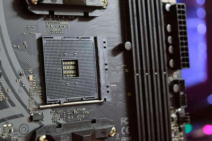 Производители материнских плат готовят множество моделей с чипсетом AMD A520