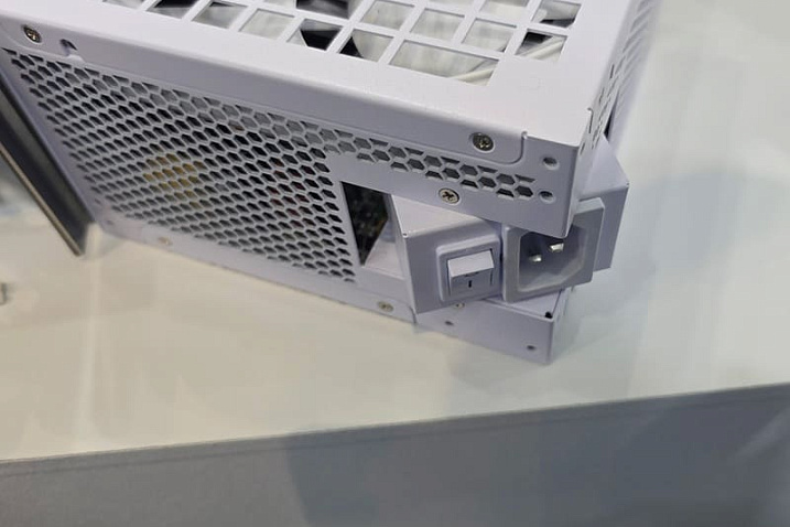COMPUTEX: блоки питания Lian Li RS получили поворотный разъём для силового кабеля