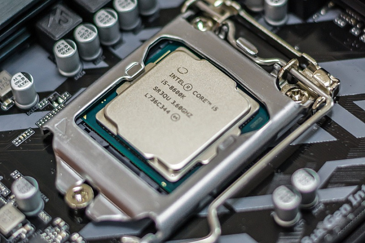На Intel подали коллективный иск из-за снижения производительности процессоров 