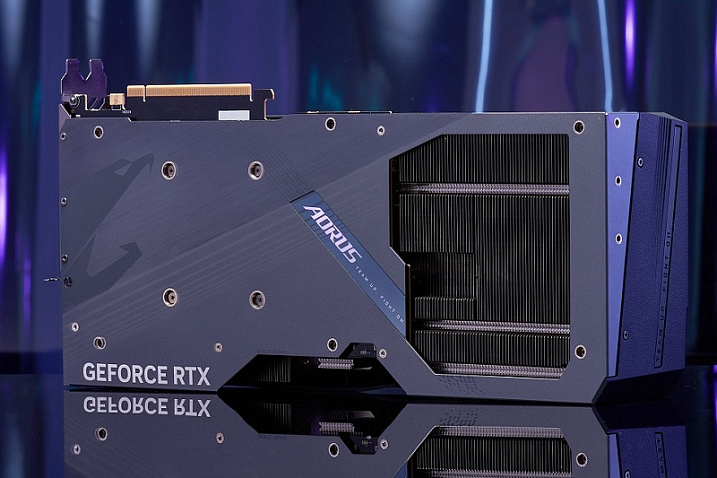 Одна GIGABYTE RTX 4090 AORUS MASTER может вместить в себя пять RTX 2070S