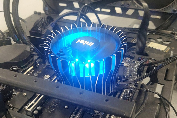 Первые фотографии Intel Laminar RH1 – самого производительного нового боксового кулера