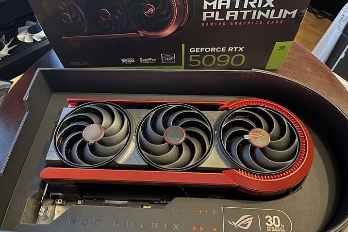 Первая распаковка лимитированной видеокарты ASUS ROG Matrix Platinum RTX 5090