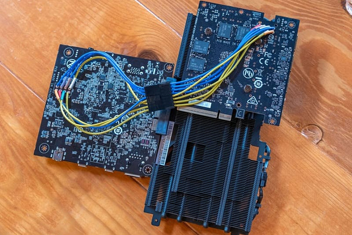 Разбор внешней видеокарты RTX 5060 Ti AORUS AI BOX подтверждает наличие двух плат