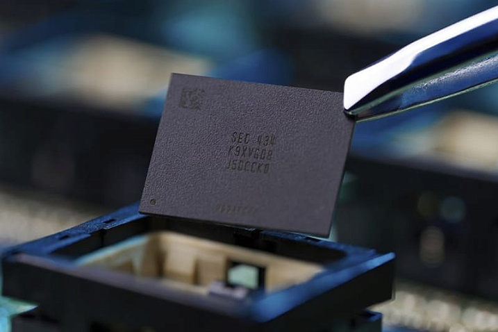 Слух: Samsung повысила стоимость микросхем памяти DRAM и NAND до 30%