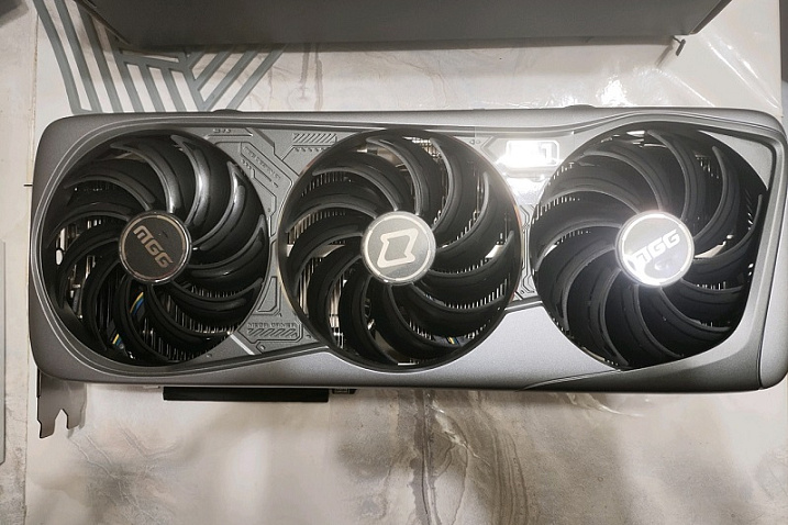 MaxSun не видит проблемы в нагреве горячей точки GeForce RTX 4090 MGG до 100°C