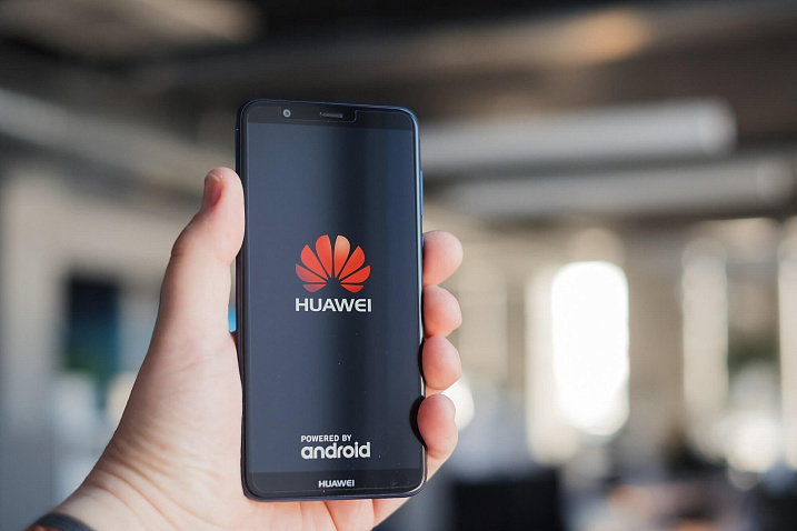На экранах блокировки смартфонов Huawei начала появляться реклама