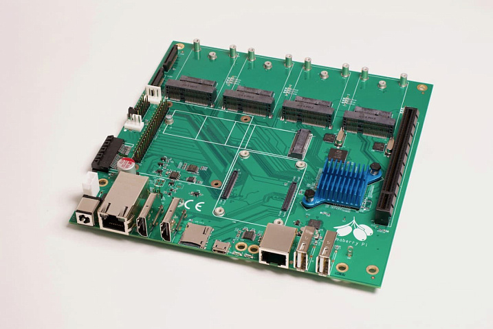 Представлена материнская плата для Raspberry Pi с 11 слотами PCIe
