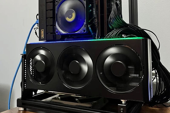 Лист винила превратил SAPPHIRE RX 7800 XT NITRO+ в абсолютно чёрную видеокарту