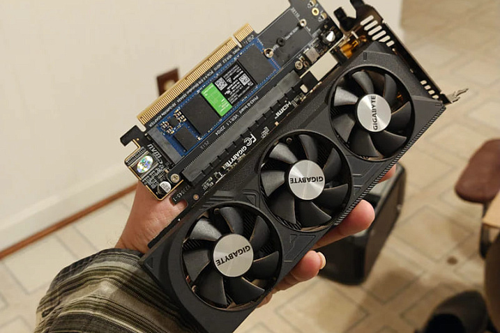 Адаптер PCIe позволяет подключить к PCI Express x16 и видеокарту, и два накопителя M.2