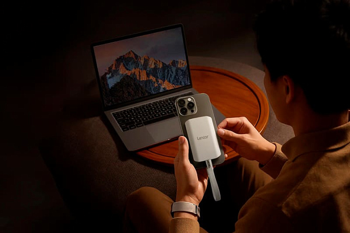 Портативный накопитель Lexar ES5 с MagSafe работает со скоростью до 2000 Мбайт/с