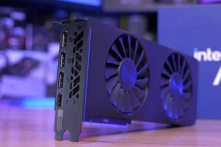 Видеокарты Intel Arc Battlemage получат поддержку DisplayPort с UHBR13.5