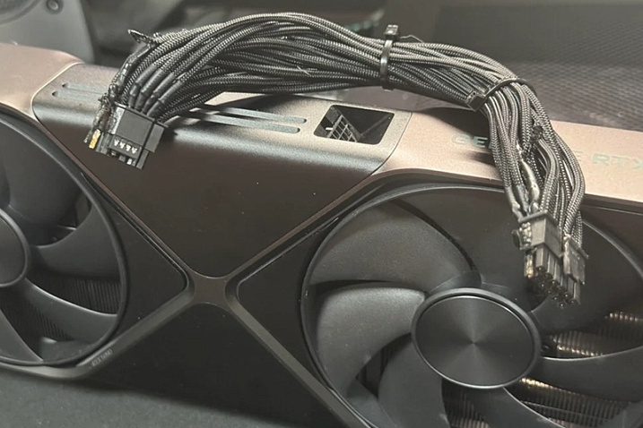 Начали появляться первые сообщения о плавлении 12V-2x6 при использовании RTX 5090  