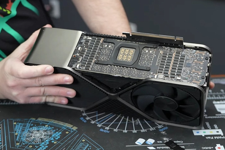 Четырехслотовый прототип GeForce RTX 4090 впечатляет охлаждением