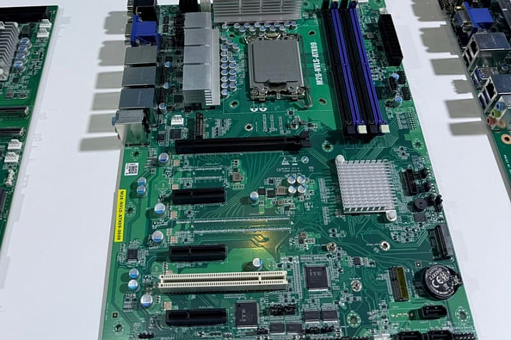 Партнёр Intel показал материнскую плату с LGA1954 для Nova Lake-S