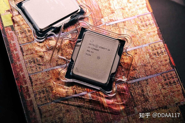Фотографии розничных образцов Intel Core i9-12900K и Core i5-12600K