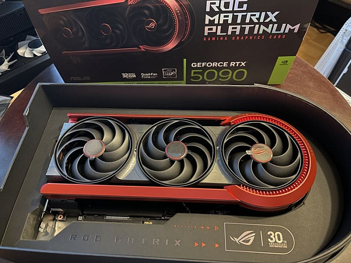 Первая распаковка лимитированной видеокарты ASUS ROG Matrix Platinum RTX 5090