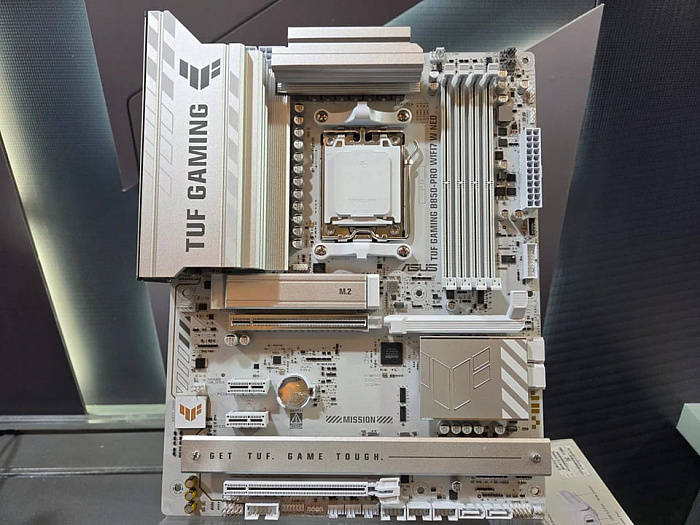 ASUS вернулась к физической кнопке, отказавшись от скрытого механизма извлечения видеокарт