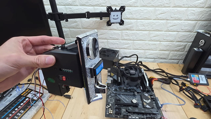 Энтузиаст использует монетоприёмник для запуска системы