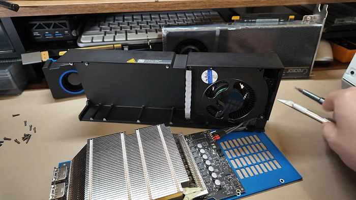Новый разбор Intel Arc Pro B70 демонстрирует графический процессор BMG-G31