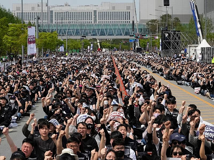Более 30 тысяч работяг Samsung вышли на митинг из-за проблем с зарплатой