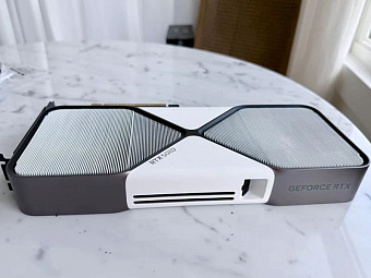 Кастомная белая видеокарта GeForce RTX 5080 FE отлично вписывается в белую систему Кастомная белая видеокарта GeForce RTX 5080 FE отлично вписывается в белую систему