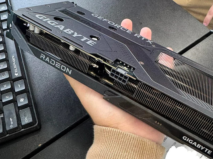 Покупатель GIGABYTE RTX 5060 Ti получил видеокарту с кожухом Radeon