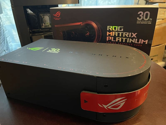 Первая распаковка лимитированной видеокарты ASUS ROG Matrix Platinum RTX 5090