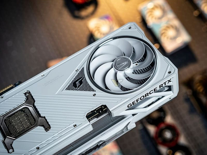 Colorful iGame GeForce RTX 5080 Vulcan White получила четыре вентилятора