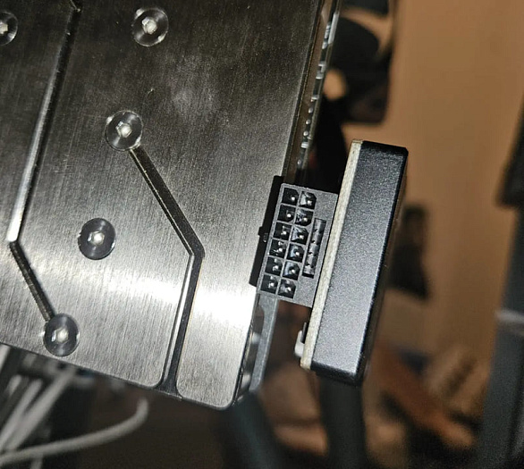 Кабель 12V-2x6, подключенный через адаптер Thermal Grizzly WireView Pro, защищающий от плавления, сгорел