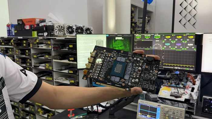 GeForce RTX 5070 Ti с огромным отверстием в плате получает питание от Radeon RX 580 GeForce RTX 5070 Ti с огромным отверстием в плате получает питание от Radeon RX 580