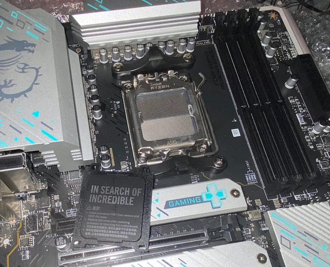 Сервисный центр MSI вернул покупателю плату с заглушкой ASUS и повреждённым сокетом