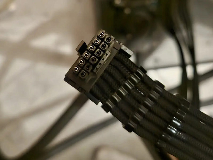 Кабель 12V-2x6, подключенный через адаптер Thermal Grizzly WireView Pro, защищающий от плавления, сгорел