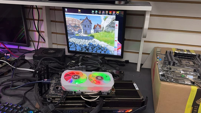 GeForce RTX 5070 Ti с огромным отверстием в плате получает питание от Radeon RX 580 GeForce RTX 5070 Ti с огромным отверстием в плате получает питание от Radeon RX 580