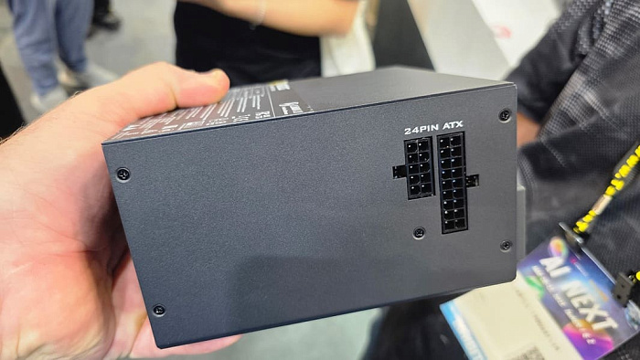 COMPUTEX: блоки питания Lian Li RS получили поворотный разъём для силового кабеля
