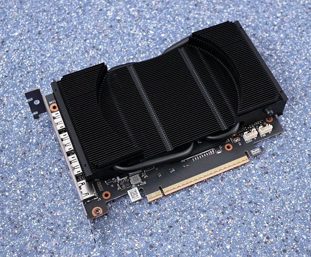 Colorful iGame RTX 5070 Mini с одним вентилятором не сильно горячее эталонной Founders Edition