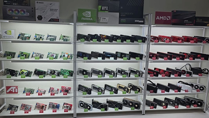 Любитель железа показал коллекцию видеокарт из флагманов AMD и NVIDIA