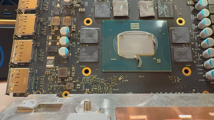 Новый разбор Intel Arc Pro B70 демонстрирует графический процессор BMG-G31