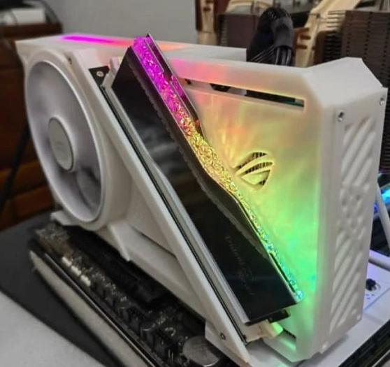 Энтузиаст создал корпус для видеокарты со слотом для модуля памяти DDR5