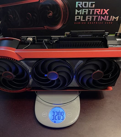 Первая распаковка лимитированной видеокарты ASUS ROG Matrix Platinum RTX 5090