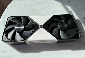 Кастомная белая видеокарта GeForce RTX 5080 FE отлично вписывается в белую систему Кастомная белая видеокарта GeForce RTX 5080 FE отлично вписывается в белую систему