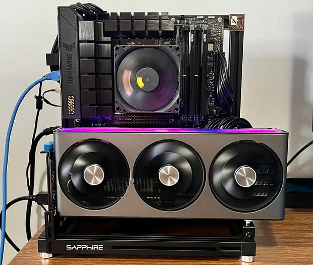 Лист винила превратил SAPPHIRE RX 7800 XT NITRO+ в абсолютно чёрную видеокарту