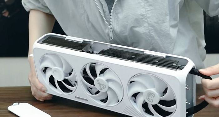 Inno3D и AXGaming показали RTX 5070 Ti с полностью скрытым кабелем питания