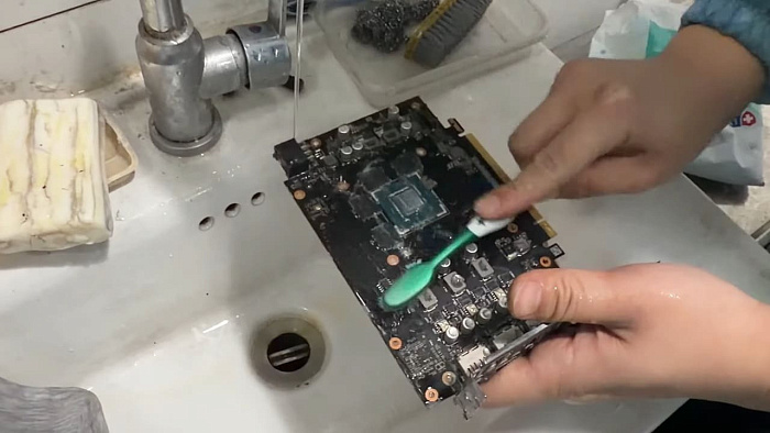 Мастер восстановил GeForce RTX 4060, пострадавшую от пожара