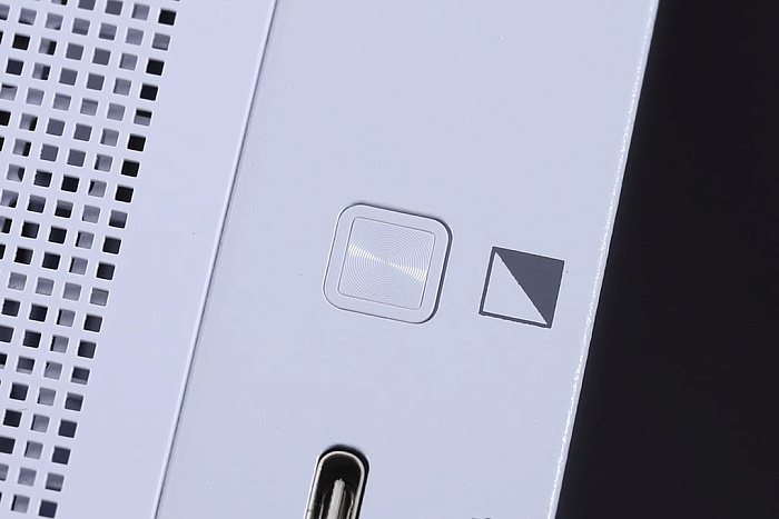 Стёкла корпуса NEXTGEAR Clear Shift могут скрывать компоненты системы нажатием одной кнопки