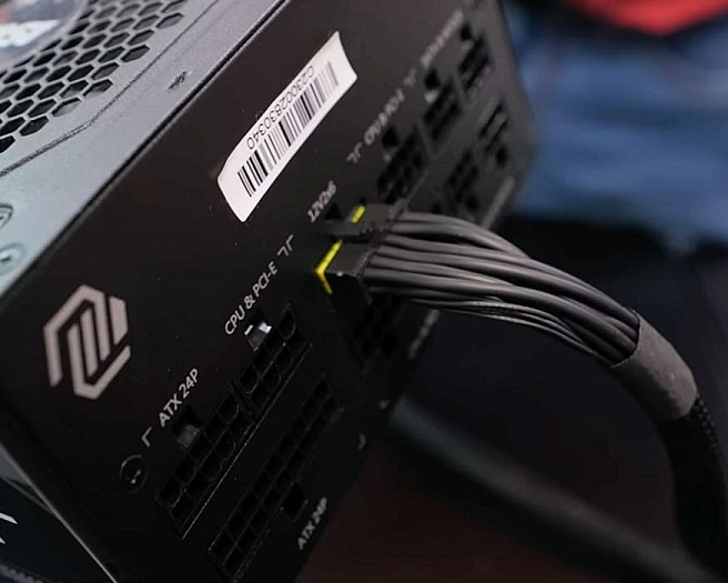 Желтый разъем MSI 12V-2x6 стал черным после горения контактов