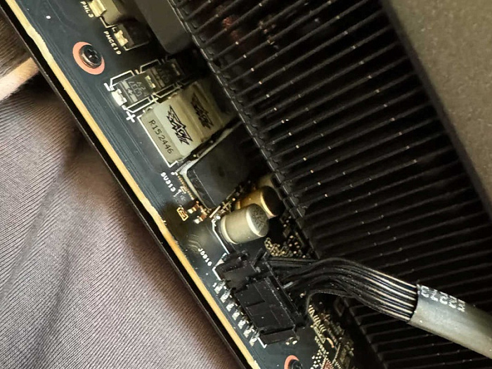 Премиальная видеокарта ASUS ROG Astral GeForce RTX 5090 неожиданно сгорела на ровном месте