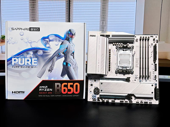 Материнская плата SAPPHIRE B650M PURE выполнена в белом цвете