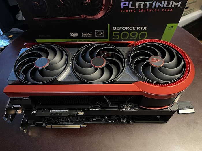 Первая распаковка лимитированной видеокарты ASUS ROG Matrix Platinum RTX 5090
